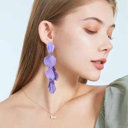 Vista 3 de Aretes largos de acrílico con pétalos de rosa, aretes colgantes de flores exageradas, aretes de borla floral para mujeres y niñas, ideales