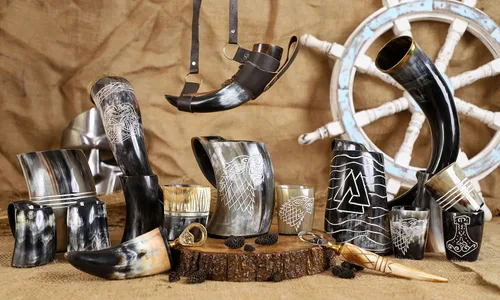 Vista 6 de Cuerno vikingo hecho a mano con soporte, taza de cuerno de buey genuino para cerveza, aguamiel, cerveza y vino Martillo de Thor Mjölnir tallado