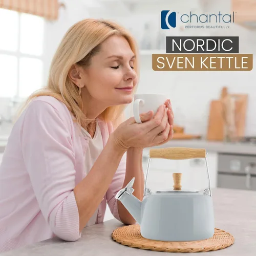 Vista 2 de Chantal SVEN - Tetera silbante esmaltada sobre acero con mango de madera natural, 1.4 cuartos (gris niebla)