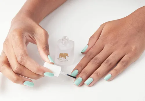 Vista 3 de ella+mila - Esmalte de uñas transparente de secado rápido, secado rápido, alto brillo High-gloss protective top coat; seals & extends manicure