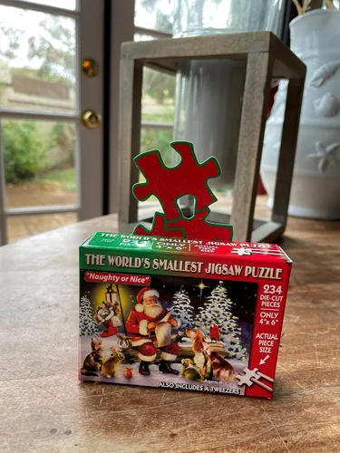 Vista 2 de TDC Games Rompecabezas navideño más pequeño del mundo, travieso o agradable, mini rompecabezas, pequeño rompecabezas de arte de viaje para adultos