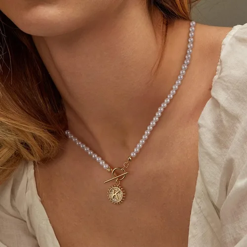 Vista 3 de Gargantilla de perlas con inicial para mujer, chapado en oro de 14 quilates, hecho a mano de 0.157 pulgadas (0.157 in), collar de perlas de concha