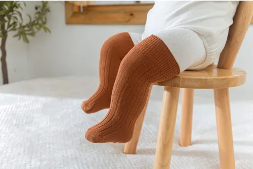 Vista 2 de QandSweat - Calcetines altos unisex para bebé, sin costuras, para niños y niñas, de algodón, uniformes