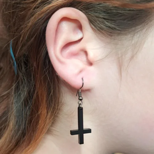 Vista 4 de Pendientes acrílicos negros con cruz cristiana invertida. Aretes colgantes hipoalergénicos ligeros., Acrílico, No es una piedra preciosa