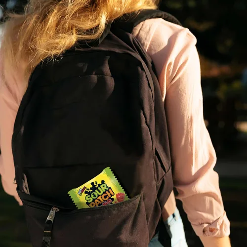 Vista 7 de SOUR PATCH KIDS Caramelos de gomita suaves y masticables, caramelos a granel, 140 paquetes de aperitivos Bolsas de tamaño de golosinas envueltas