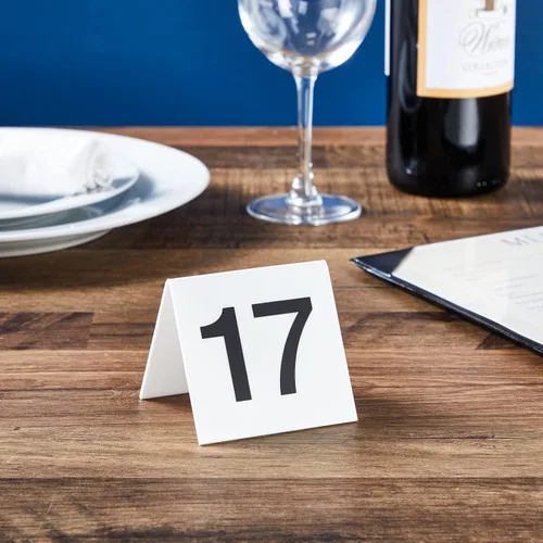Vista 3 de Juvale Números de mesa de acrílico estilo tienda de campaña, blanco medio, 1-25 - Marcadores de mesa de plástico reutilizables - Tarjetas de números