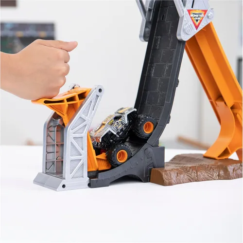 Vista 3 de Monster Jam, Set de juego oficial Max-D Break Free con camión monstruo Max-D fundido a presión exclusivo a escala 1:64
