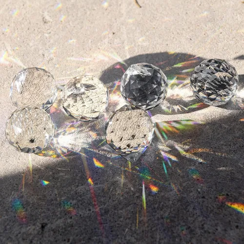 Vista 4 de MerryNine Bola de prisma de cristal transparente con anillo de metal para atrapasoles, cristales de ventana de arco iris, atrapasoles para ventana