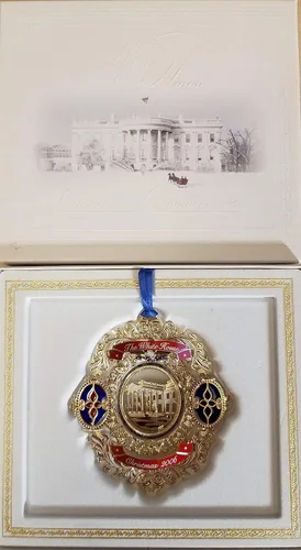 Vista 2 de 2006 Adorno de Navidad de la Casa Blanca, vidrio de Tiffany en la Casa Blanca Latón con acabado en oro de 24 quilates. Honores Chester A. Arthur.
