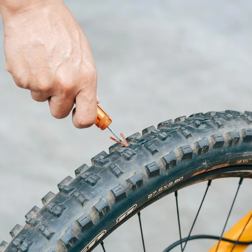 Vista 4 de Granite Suture Kit de tapones para neumáticos, kit compacto de reparación de neumáticos de bicicleta plana sin cámara con 2 tapones de neumáticos