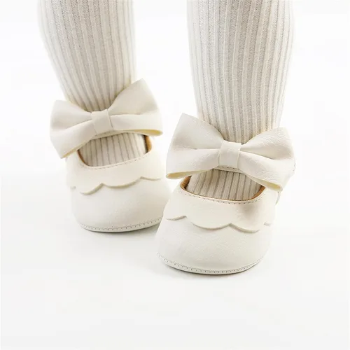 Vista 2 de Neband Zapatos de Vestir Mary Jane para Bebé Niña - Zapatos Planos Antideslizantes de Cuero PU Suave para Recién Nacidos e Infantes, para Fiestas