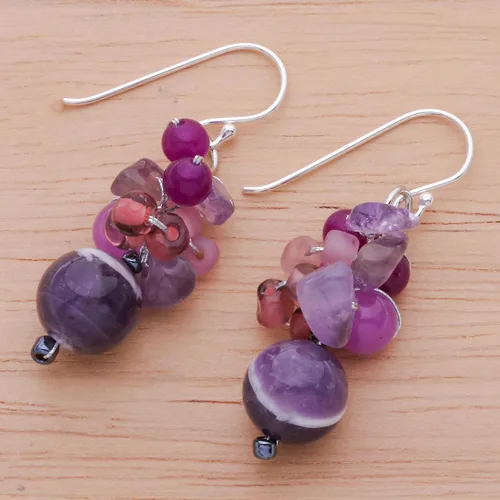Vista 4 de NOVICA Aretes colgantes artesanales hechos a mano con cuentas de amatista de cuarzo púrpura de Tailandia, plata de ley 925 con piedra natal ultra