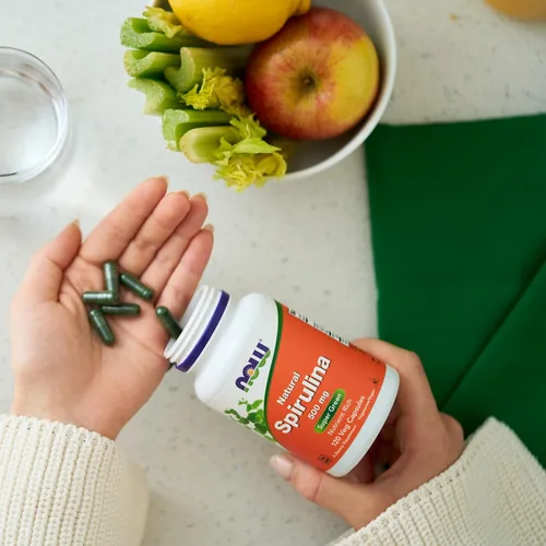 Vista 7 de Espirulina NOW de 0.0176 oz, 120 cápsulas vegetales.