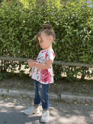 Vista 4 de SANMIO Conjunto de ropa para niña, lindo conjunto de camiseta floral de manga con volantes y pantalones de mezclilla rasgados