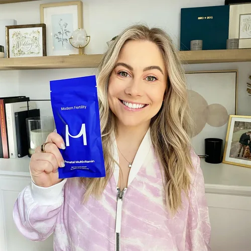 Vista 3 de Modern Fertility Multivitamínico prenatal Desarrollado con obstetra-ginecólogos, contiene 12 nutrientes esenciales para apoyo antes, durante