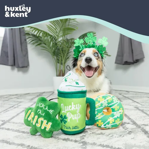Vista 4 de Huxley & Kent Divertido juguete para perros con chirriante – Juguetes chirriantes de felpa del día de San Patricio para perros pequeños, medianos