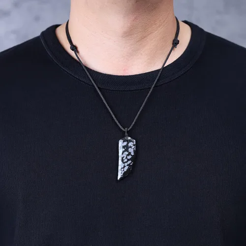 Vista 2 de COAI Collar con dije de colmillo de lobo en obsidiana para hombre