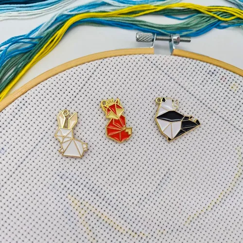 Vista 2 de 3 piezas de agujas geométricas de animales para punto de cruz, imanes para coser bordados y accesorios de costura, esmalte y aguja magnética niñera