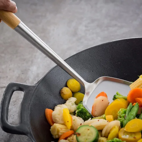 Vista 3 de TableCraft Wok Espátula con mango de bambú, 14.5 pulgadas, acero inoxidable