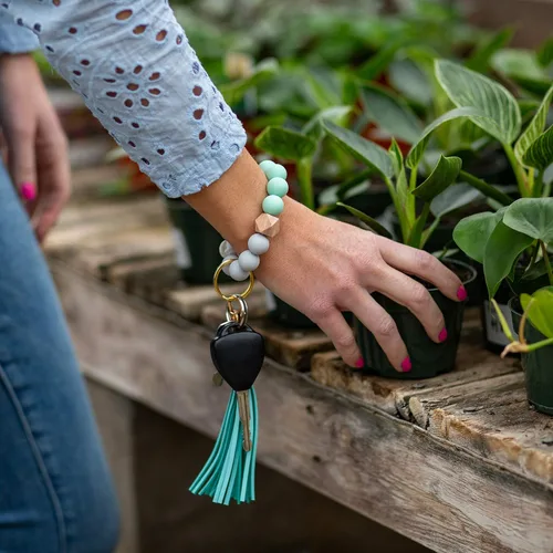 Vista 5 de dizzy creek designs Llavero pulsera, pulsera de cuentas de silicona para mujer, llavero con borla de cuero
