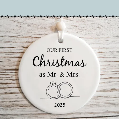 Vista 9 de Adorno de Navidad con texto en inglés "Our First Christmas Just Married", regalo de boda único para recién casados, adorno de Navidad de Mr & Mrs