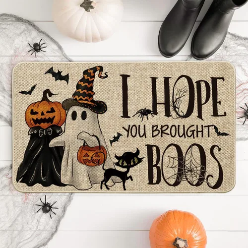 Vista 4 de Artoid Mode Tapete de Halloween con diseño de calabazas fantasmas, diseño de gato con texto en inglés "I Hope You Brought Boos", decoración