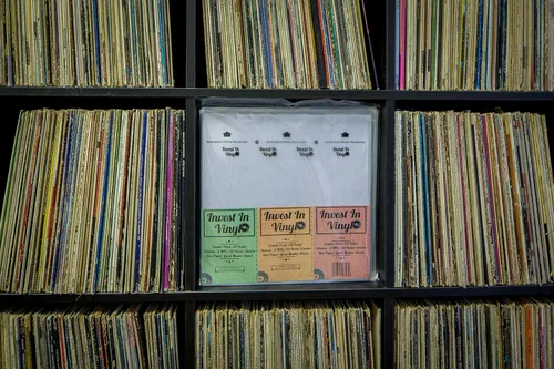 Vista 4 de Paquete combinado de 100 fundas LP – 50 fundas exteriores y 50 fundas interiores para discos de vinilo de 12" pulgadas – Protege tu colección