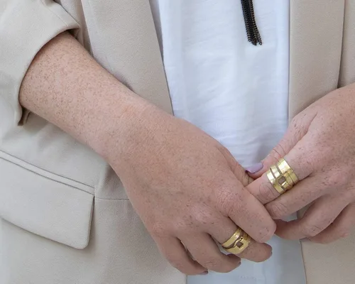 Vista 4 de Anillo de declaración para mujer, anillo único de latón chapado en oro grabado con bendición hebrea de la Cabalá espiritual para la salud, regalo