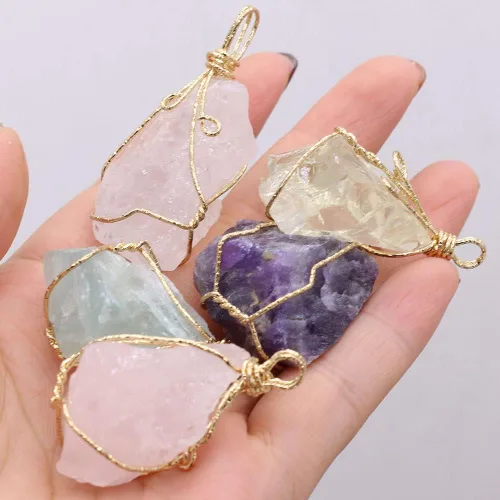 Vista 2 de LHJ 6 colgantes de cristal natural crudo irregular, piedra de energía curativa de Reiki, envueltos en cobre para hacer joyas, collares, meditación