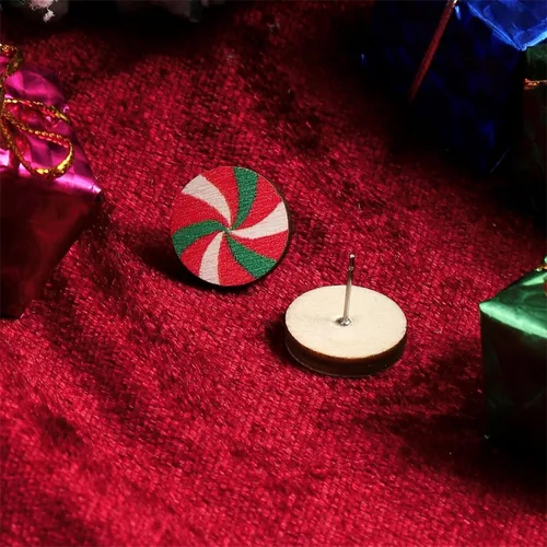 Vista 5 de Aretes de tuerca de Navidad para mujeres y niñas, hechos a mano, de madera, pan de jengibre, árbol de menta, bastón de caramelo, aretes