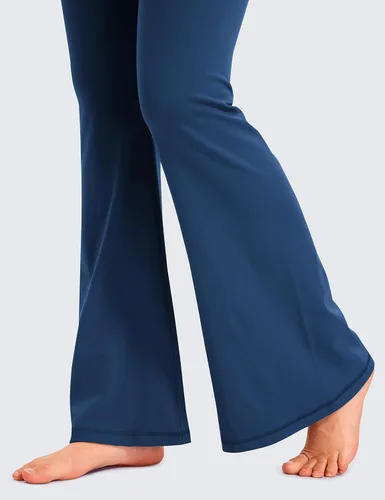 Vista 3 de CRZ YOGA Butterluxe - Leggings acampanados cruzados para mujer de 31 pulgadas, cintura alta en V, pantalones de yoga de pierna ancha