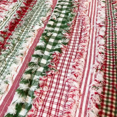 Vista 2 de Tela de Algodón Casera Roja y Verde de Feliz Navidad 22 piezas 2.5" X 44" Rollo Precortado (Jelly Roll) por JCS