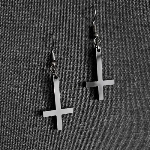 Vista 5 de Pendientes acrílicos negros con cruz cristiana invertida. Aretes colgantes hipoalergénicos ligeros., Acrílico, No es una piedra preciosa