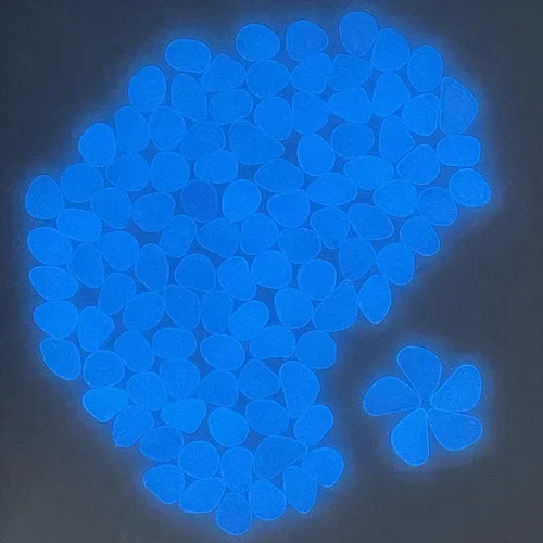 Vista 2 de QTTLLI 100 piedras brillantes que brillan en la oscuridad, piedras decorativas para jardín, camino, pasarela, patio, pecera, color violeta