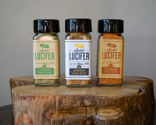 Vista 2 de Saint Lucifer, Paquete triple combinado, 3 condimentos de habanero, jalapeño y mariscos, fabricados en los Estados Unidos, sin gluten, sin azúcar