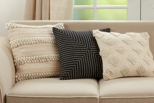 Vista 5 de SARO LIFESTYLE Almohada de diamante Pom Pom con relleno de plumón