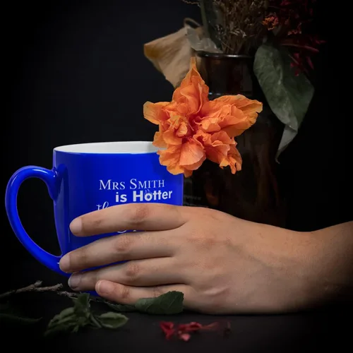 Vista 8 de PlaqueMaker Taza de café Bistro de cerámica personalizada, texto grabado con láser, 16 onzas (azul)