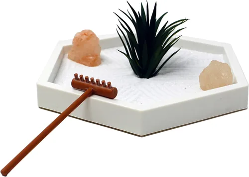Vista 4 de Kit de jardín zen mini de Nature's Mark para escritorio con arena blanca, rastrillo, base blanca, roca de sal y planta aérea (hexágono)