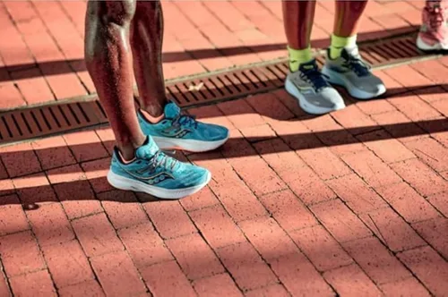 Vista 2 de Saucony Calcetines invisibles Rundry Bolt Performance para hombre, disponibles en tallas M-XXL (6, 12, 18 pares)