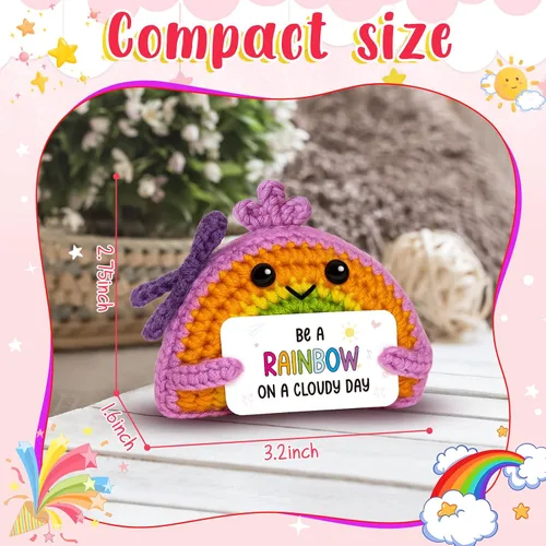 Vista 2 de Muñeca de ganchillo arcoíris positiva hecha a mano con tarjeta de aliento - Decoración inspiradora para escritorio, oficina y hogar - Regalo