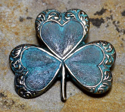 Vista 2 de Elaine Coyne Verdigris Patina - Pin decorativo de trébol (latón), Latón, No es una piedra preciosa