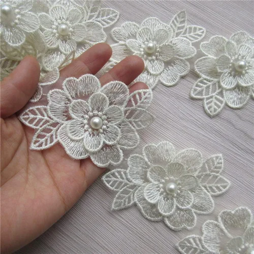 Vista 2 de 2 yardas de encaje de flores 3D con perlas bordadas, de poliéster, cinta de encaje con aplicación de patchwork para vestido de novia, manualidades