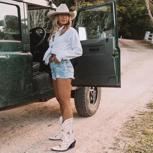Vista 3 de Uacllcau Botas vaqueras bordadas para mujer botas vaqueras florales de tacón bajo y grueso botas occidentales para boda vestido de novia