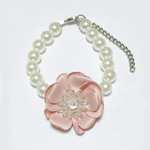 Vista 2 de Collar de perlas para perros y gatos pequeños con flores de cristal y corbatín de terciopelo, 2 piezas, ajustable y hecho a mano, Terciopelo