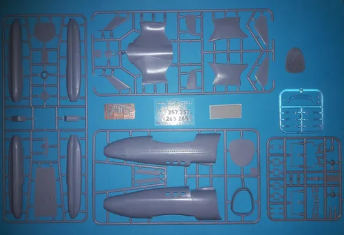 Vista 2 de AMP 72-010 - 1/72 - Victory 357 Hawk. Prototipo de escala de avión modelo de plástico