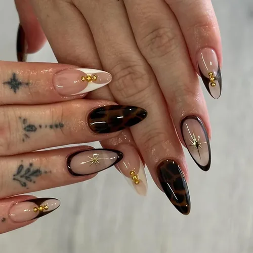 Vista 38 de Uñas postizas de almendra medianas MABKJLF con punta francesa, uñas falsas 3D con diseños de pedrería de flores de fresa, uñas pegajosas brillantes 1