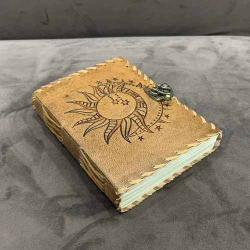Vista 4 de Diario en relieve de Sun & Moon, diario de 240 páginas, diario vintage, diario de sol luna, cuaderno de bocetos de cuero, cuaderno de cuero, diario