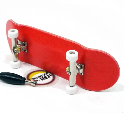 Vista 5 de Patineta para dedos de madera roja Peoples Republic con ruedas con cojinetes básicos Kit de inicio