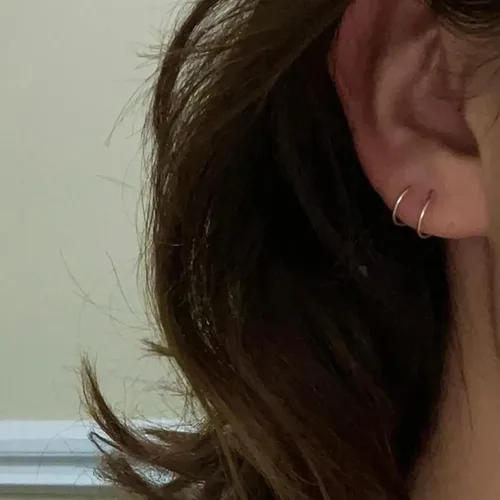 Vista 3 de Aretes de aro dobles para piercing individual, aretes dobles para un agujero dorado, piercing falso de plata, piercing doble de cartílago hecho a
