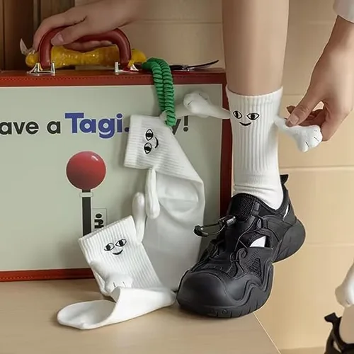 Vista 4 de Calcetines tomados de la mano,Divertidos pares magnéticos de mano a mano calcetines de tubo medio,Calcetines novedosos para muñecas 3D, regalos
